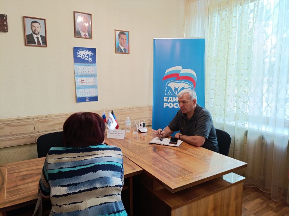 Валентин Левченко: Сегодня в общественной приемной партии "Единая Россия" Киевского района г.Донецка депутат Народного Совета Донецкой Народной Республики Виктор Ищенко провел прием граждан