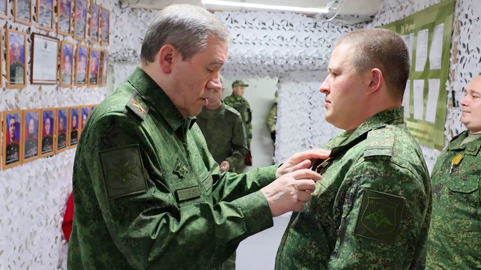 Герасимов вручил госнаграды бойцам, отличившимся в зоне спецоперации