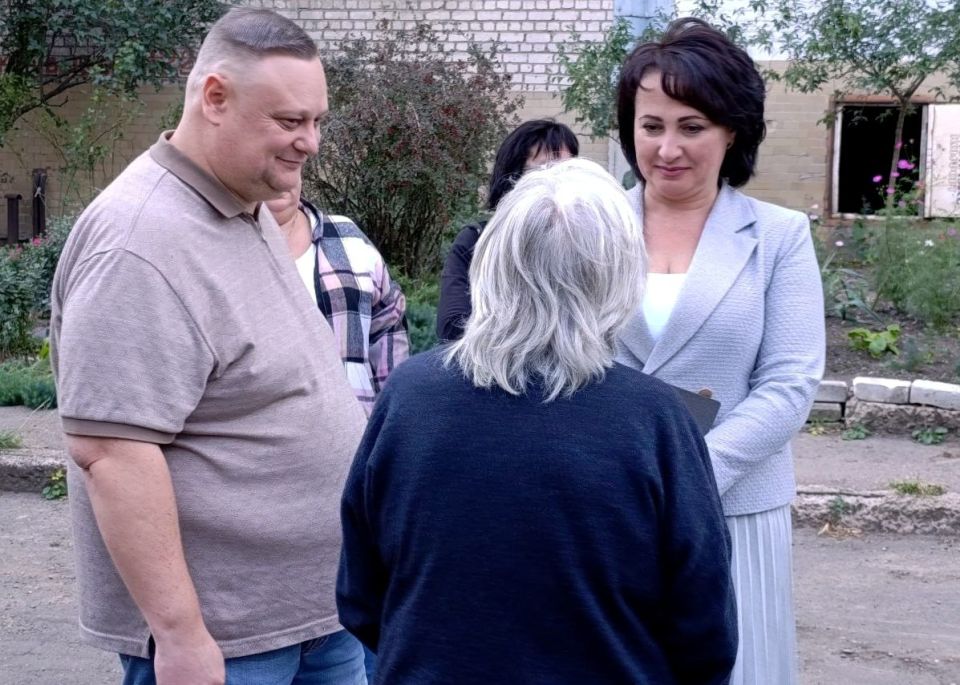 Иван Адамец: В Куйбышевском район состоялась встреча управляющего делами администрации городского округа Донецк Юлии Сницарь с жителями многоквартирного дома №172 на улице Куйбышева