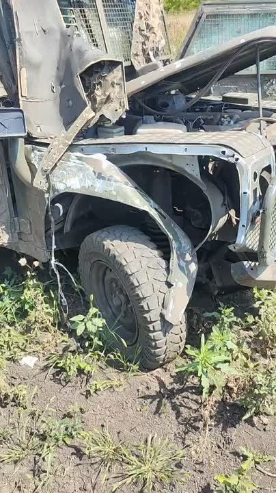 Чингис Дамбиев: Штурмовики группировки "Восток" ВС РФ из Бурятии осматривают уничтоженный на Южно-Донецком направлении украинский бронированный внедорожник Land Rover Snatch, переданный Великобританией в качестве военной...