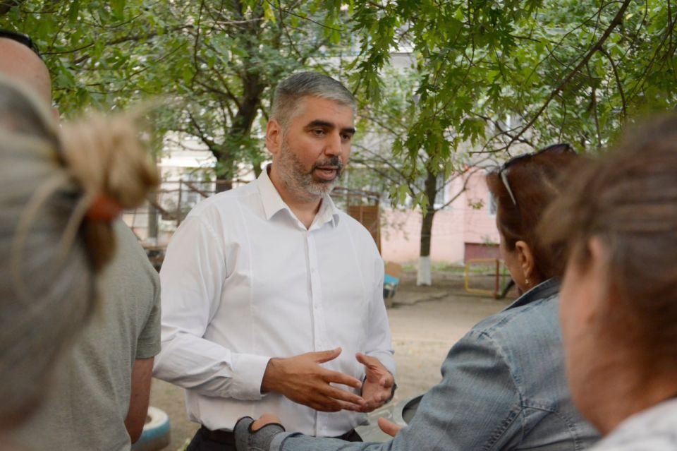 Заместитель Председателя Народного Совета ДНР Алексей Дорофеев (фракция «Новые люди») провел сход граждан в Калининском районе Донецка, на улице Черниговской