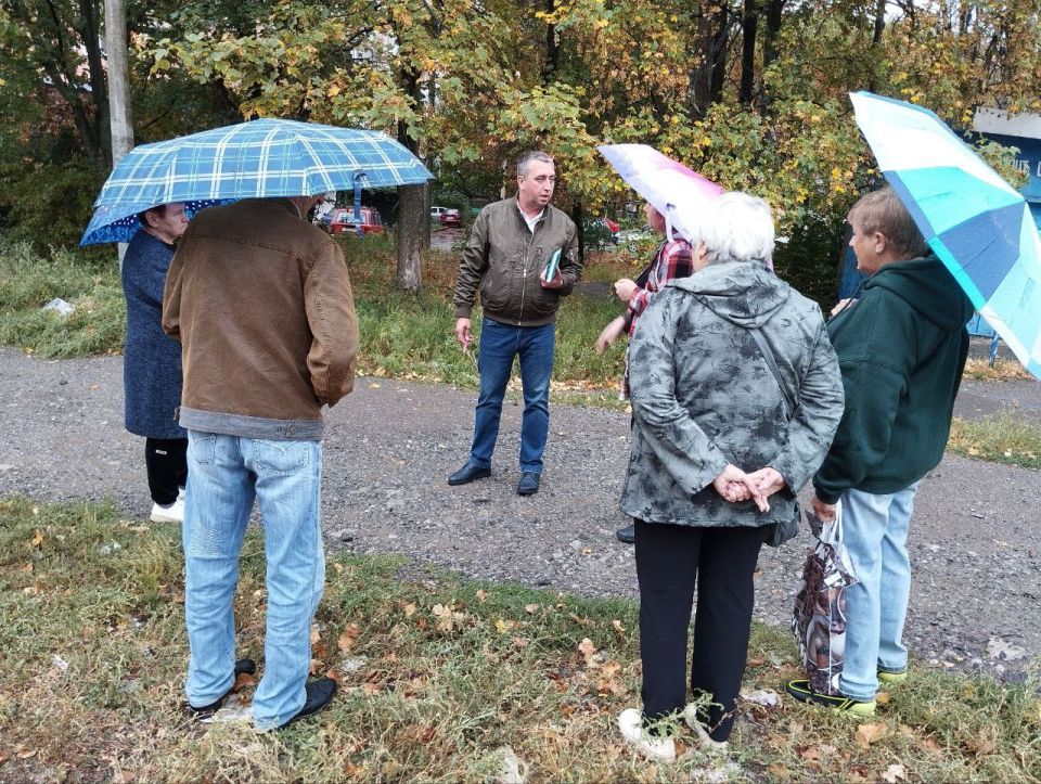 Сегодня, 18 сентября 2025 года, по поручению Главы Республики Дениса Пушилина, заместитель руководителя Управы Роман Гладких провел встречу с жителями по адресу: ул. Ляшенко, 3