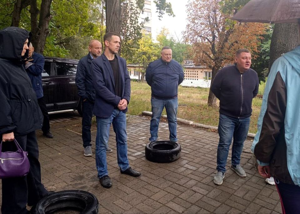 Руководитель управы Куйбышевского района Иван Адамец и депутат горсовета Дмитрий Пефтеев провели встречу с жителями дома №69б по проспекту Офицерскому, где в настоящее время осуществляется капитальный ремонт и на сегодняшний...