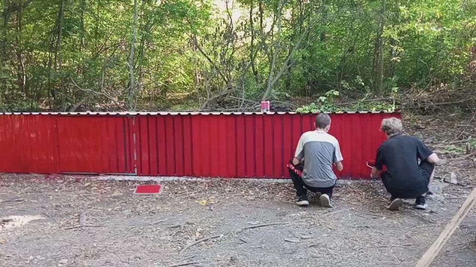 Андрей Бедило: Каптаж в г.о.Торез стал уже местом притяжения горожан! Вот и ребята из Движения Первых присоединились к работам по наведению порядка на территории источника воды