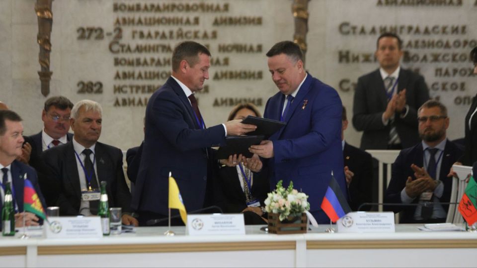 Константин Кузьмин: С Председателем Народного Хурала (Парламента) Республики Калмыкия Артемом Михайловым подписали соглашение о межпарламентском сотрудничестве