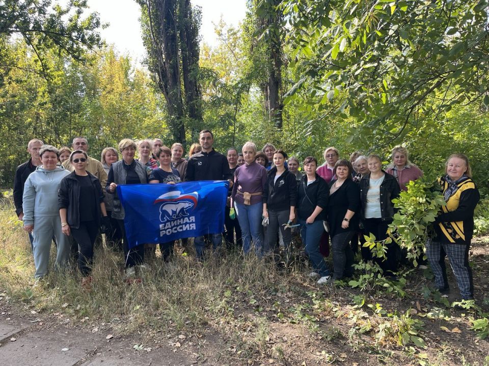 За чистоту и порядок!. Сегодня, в рамках проекта "Городская среда" Всероссийской политической партии "Единая Россия", в Пролетарском внутригородском районе города Донецка состоялся общегородской субботник