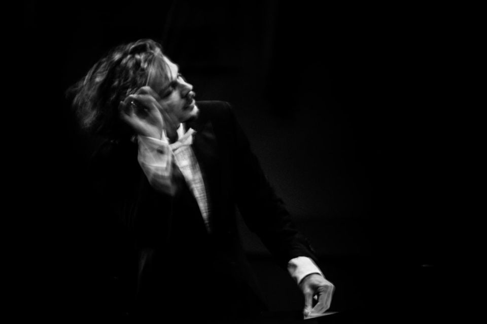 Денис Григорюк: Дирижер Дмитрий Бородин во время концерта симфонической музыки "Симфония жизни: от борьбы к победе" в стенах Донецкой филармонии