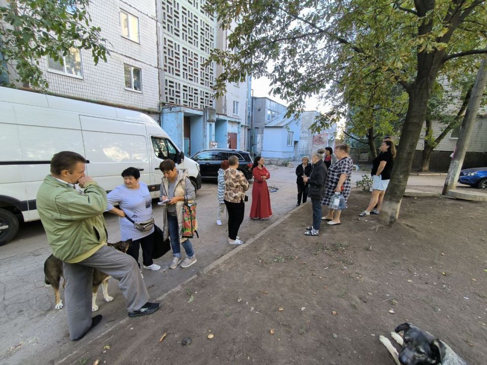 По поручению Главы ДНР Дениса Пушилина 22.09.2025 по адресу: г. Донецк, пр. Ленинский,140 состоялась встреча с жителями, на которой присутствовали руководитель Управы Ленинского внутригородского района Татьяна...