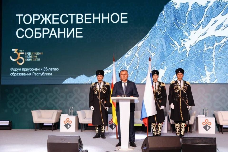 Награда братства и мужества: Председатель Народного Совета ДНР Константин Кузьмин удостоен медали «В ознаменование 35-летия Республики Южная Осетия»