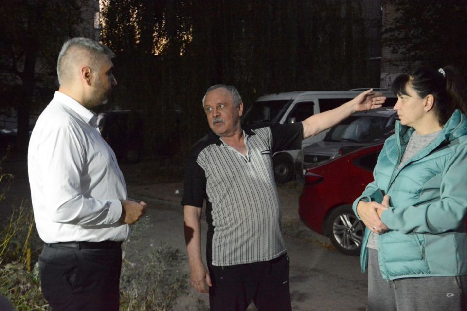 Заместитель Председателя Народного Совета ДНР Алексей Дорофеев (фракция «Новые люди») встретился с жителями Ленинского района Донецка на улице Куприна