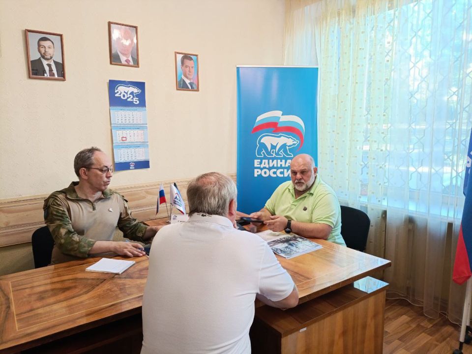 Валентин Левченко: Сегодня, в общественной приемной партии "Единая Россия" Киевского района г.Донецка, депутат Народного Совета ДНР Юрий Сивоконенко провел прием граждан