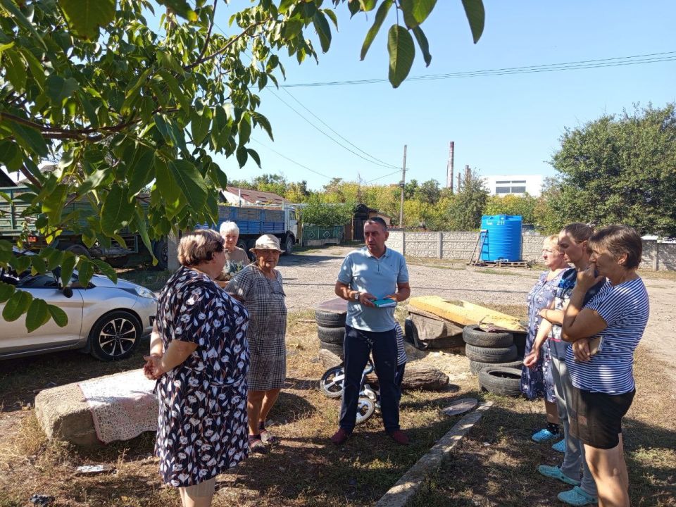 Сегодня, 23 сентября 2025 года, по поручению Главы Республики Дениса Пушилина, заместитель руководителя Управы Роман Гладких провел встречу с жителями по адресу: ул. Куприна, 211