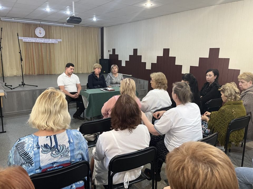 Елена Рязанцева: В духе открытого диалога, курс на который неоднократно подчеркивал Глава Донецкой Народной Республики Денис Пушилин, встретилась с трудовым коллективом Центра детского и юношеского творчества