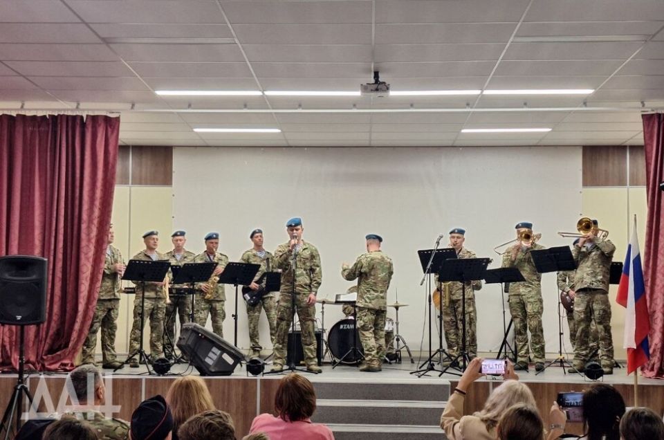 Десантники провели для донецких школьников концерт с песнями «Кино» и Алисы»