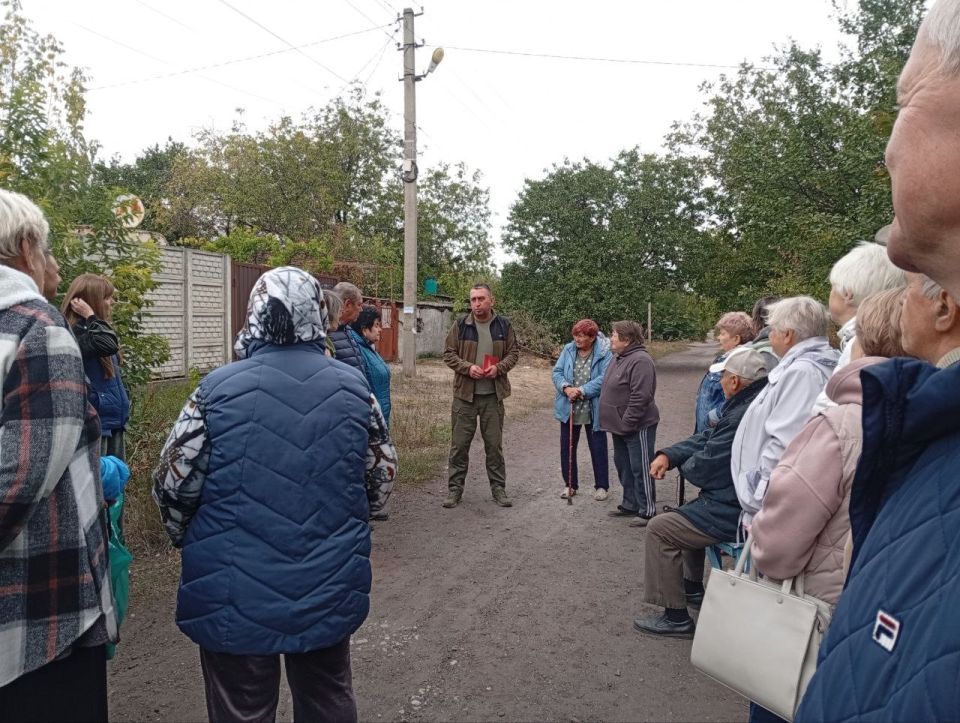 Сегодня, 25 сентября 2025 года, по поручению Главы Республики Дениса Пушилина, заместитель руководителя Управы Роман Гладких провел встречу с жителями по адресу: ул. Краснопресненская, 6/1
