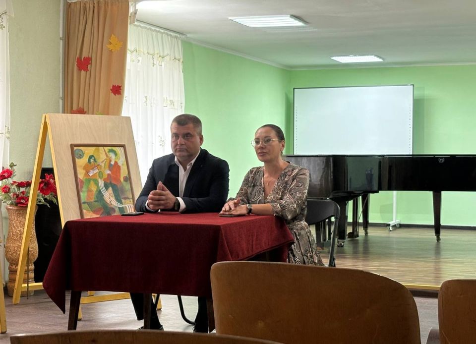 По поручению Главы ДНР Дениса Пушилина 25.09.2025 по адресу: г. Донецк, ул. Рослого, 86А состоялась встреча с трудовым коллективом МБУ ДО «Школа искусств № 7 г. Донецка», на которой присутствовали руководитель Управы...