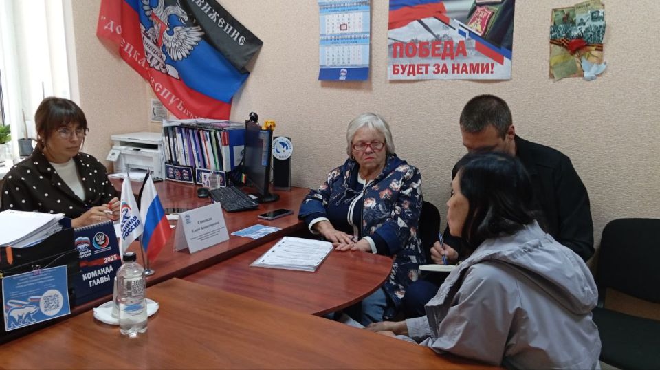 Сегодня, 25 сентября, руководитель Управы Калининского внутригородского района Администрации городского округа Донецк Елена Синецкая провела приём граждан в общественной приёмной Всероссийской политической партии «Единая...