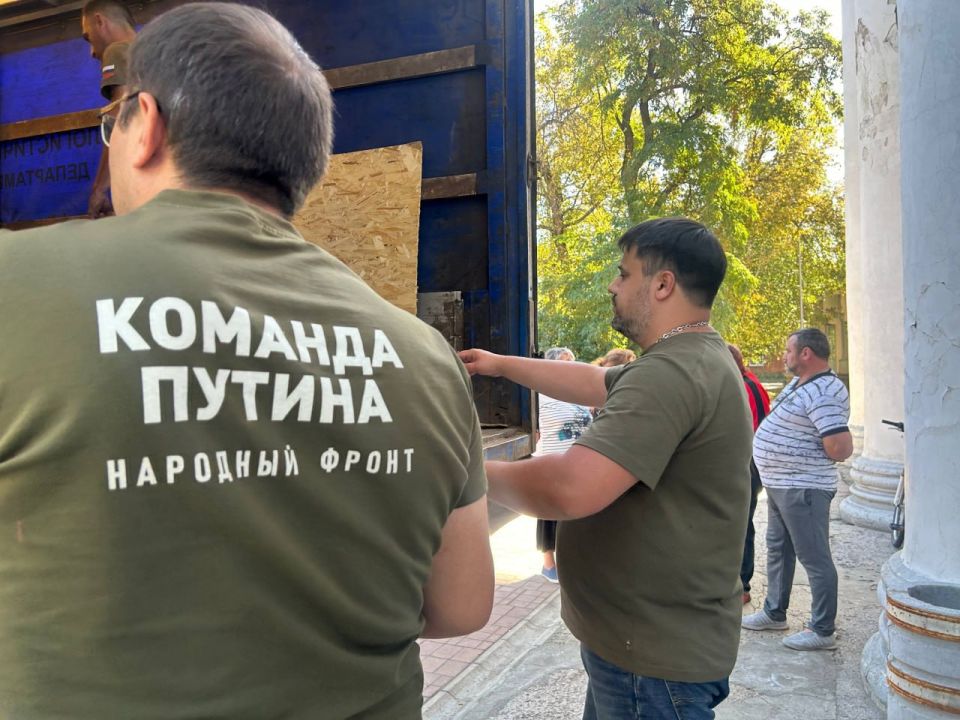 Иван Адамец: Волонтёры благотворительного фонда «Народный фронт» при содействии Управы Куйбышевского внутригородского района организовали доставку и раздачу питьевой воды жителям посёлка Северный