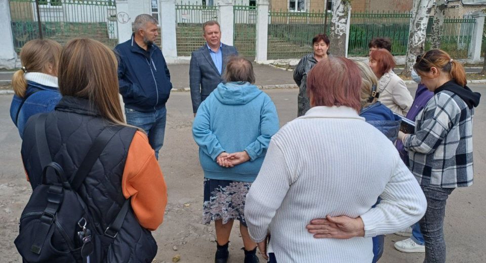 Валентин Левченко: Сегодня Артеменко Тимур Иванович, заместитель Главы администрации городского округа Донецк, провел встречу с жителями ул.Яснополянской