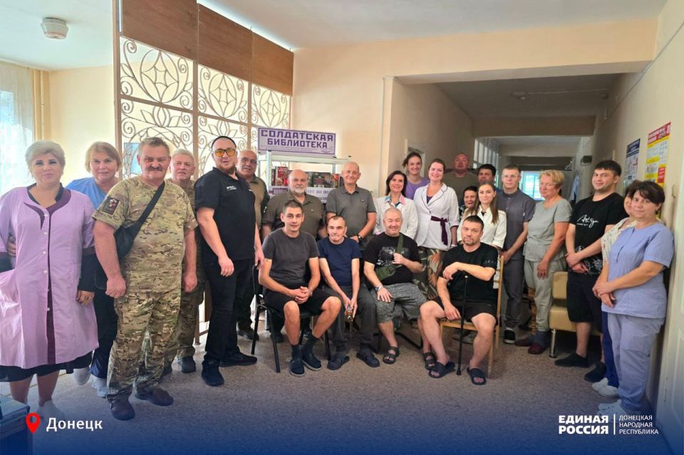 Книготерапия: очередная солдатская библиотека открылась в одной из больниц Донецка