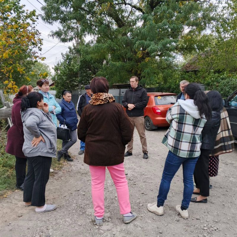 Михаил Меренков: Заместитель руководителя Управы Буденновского внутригородского района Администрации г.Донецка ДНР Олег Ефремов совместно с депутатом Народного Совета Юрием Леоновым встретился с жителями улицы Егоровой