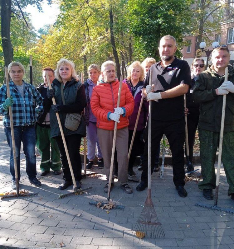 Валентин Левченко: Сегодня на субботнике свой вклад в благоустройство района внесли сотрудники Управы, медицинских и образовательных учреждений, коммунальных предприятий