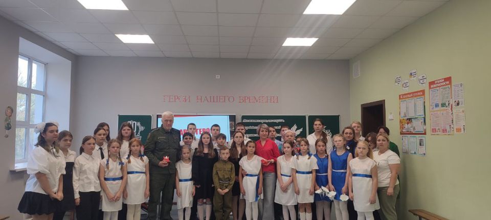 В рамках проекта «Новая школа» заместитель председателя #Комитет_по_образованию_науке_культуре_и_делам_общественных_организаций Андрей Бедило (фракция «Единая Россия») принял участи в открытии «Парты Героя» в школе №15...