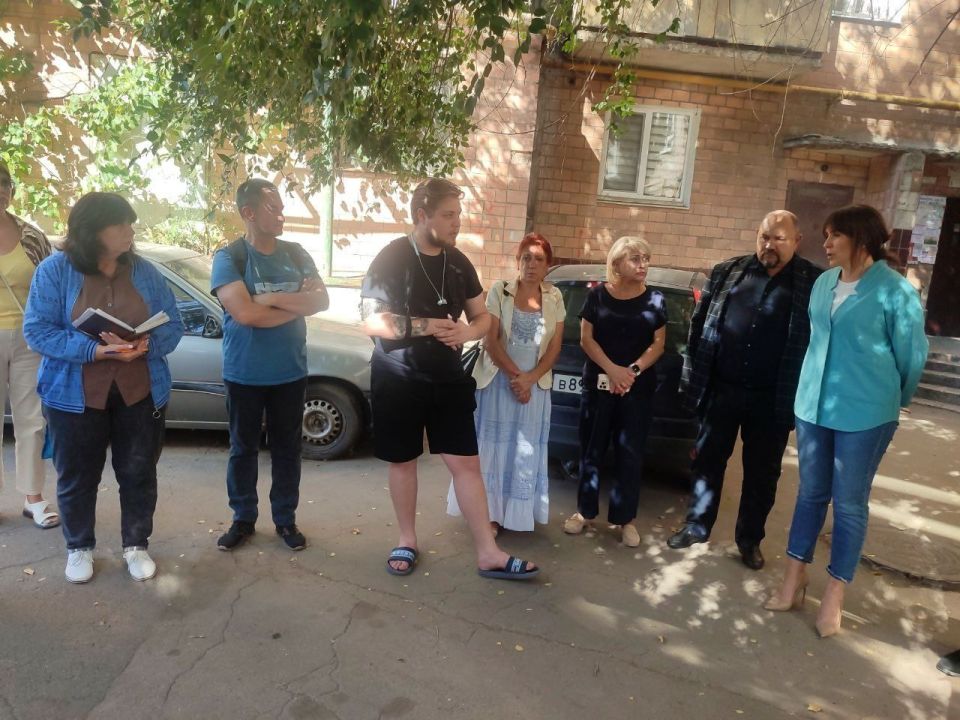 Депутат Андрей Боряк (фракция «Единая Россия»), #Комитет_по_здравоохранению_охране_материнства_и_детства, во исполнение поручения Главы ДНР Дениса Пушилина, провел встречу с жителями Калининского района Донецка