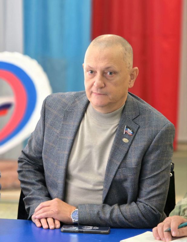 Дмитрий Огилец: По поручению Главы Донецкой Народной Республики вместе со своими золотыми помощниками и начальником управления образования администрации города Харцызска Осиповым Николаем Сергеевичем провели встречу с...