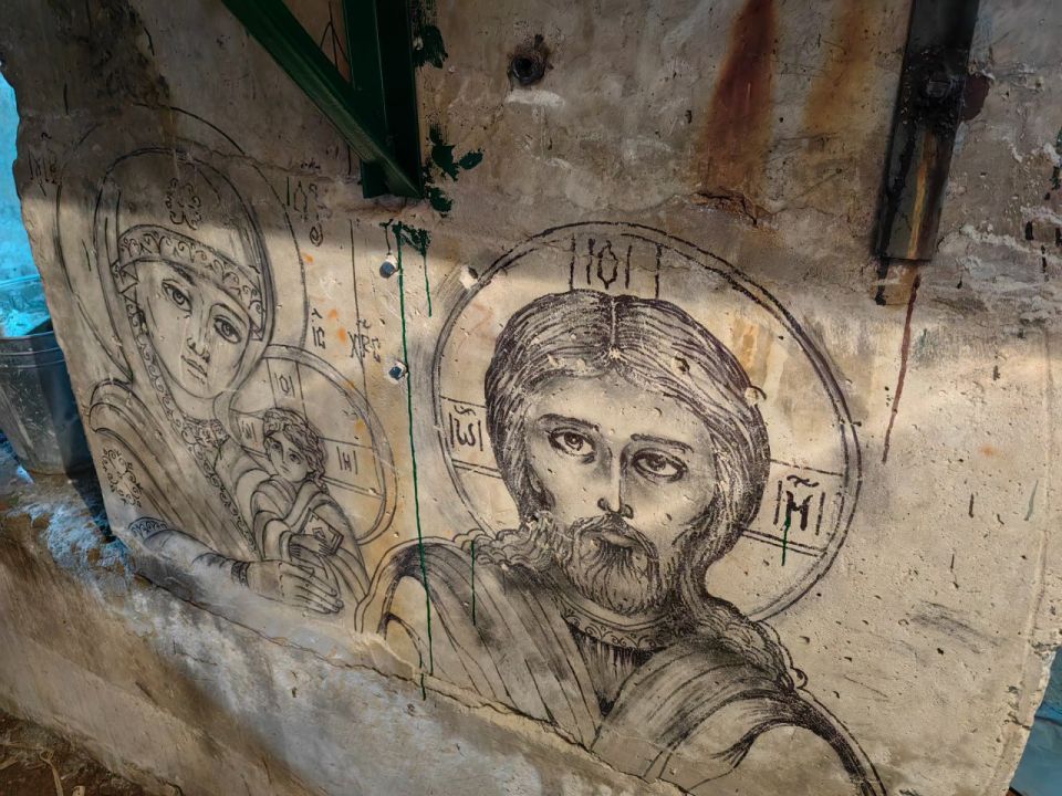 В темноте подвала искали Божий свет: жителей одного из домов Ясиноватой бережет написанная на стене икона