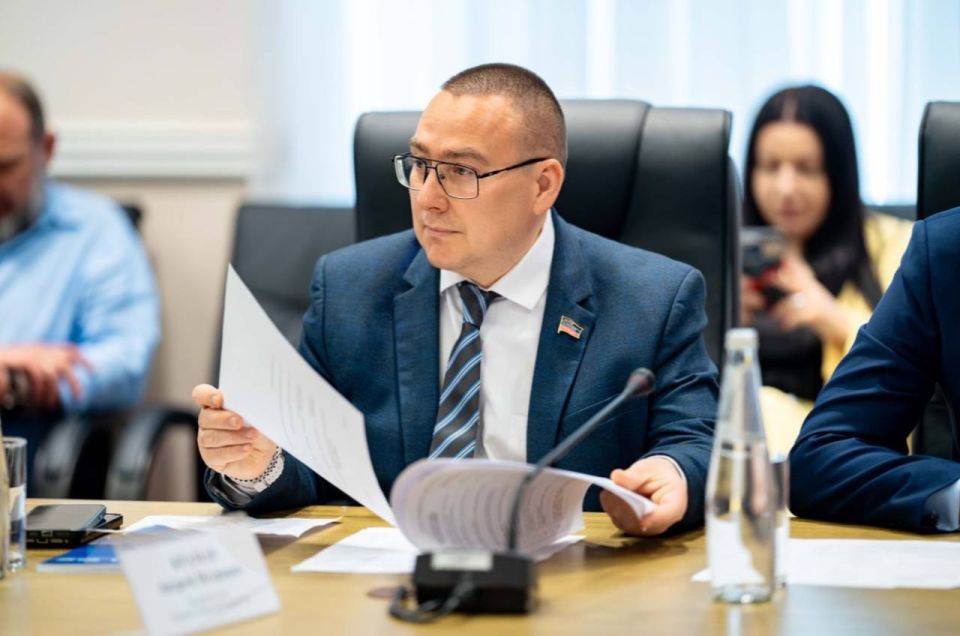 Заместитель Председателя Народного Совета ДНР Андрей Крамар поздравил земляков с годовщиной судьбоносного шага в новейшей истории Донбасса и Новороссии