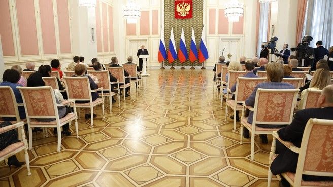 Михаил Мишустин вручил премии Правительства в области образования