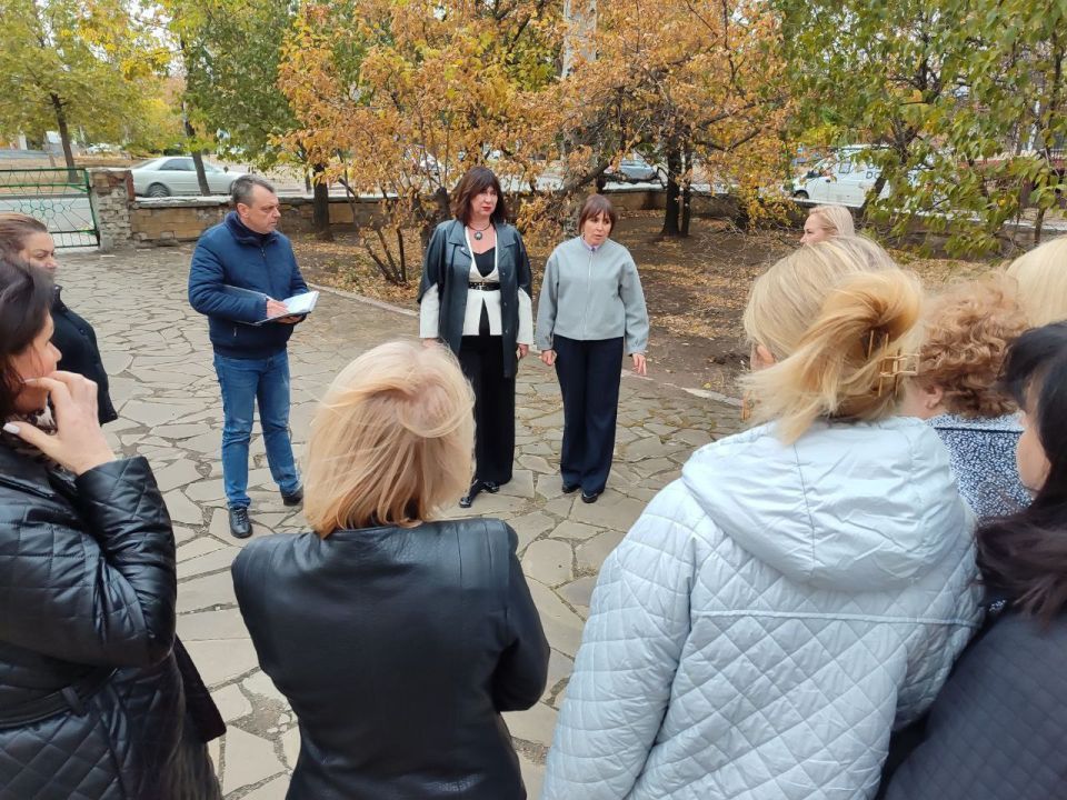 Альбина Афенченко: Сегодня, 1 октября, по поручению Главы ДНР Дениса Пушилина, руководитель Управы Калининского внутригородского района Администрации городского округа Донецк Елена Синецкая провела встречу с жителями района...