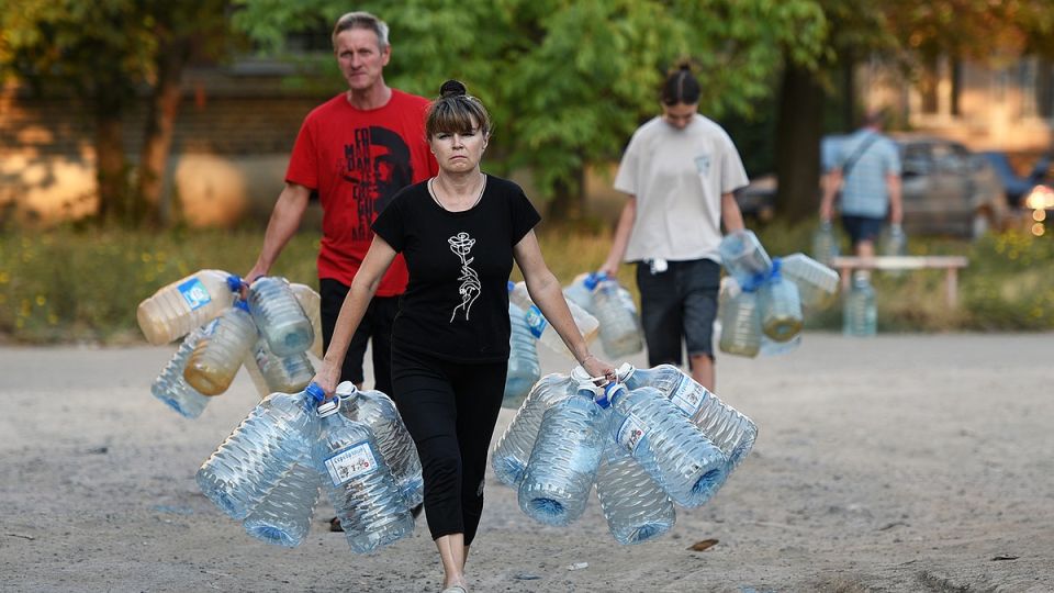 Жажда как оружие: как дончане помогают друг другу в условиях водной блокады
