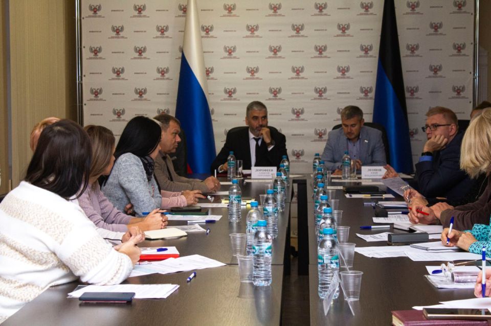 Профильный комитет обсудил вопросы правоприменения законов