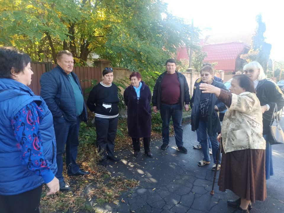 Валентин Левченко: В ответ на обращение по вопросу санитарного состояния территории, прилегающей к рынку «Маяк», провел сегодня там встречу с жителями, на которую пригласил и директора рынка