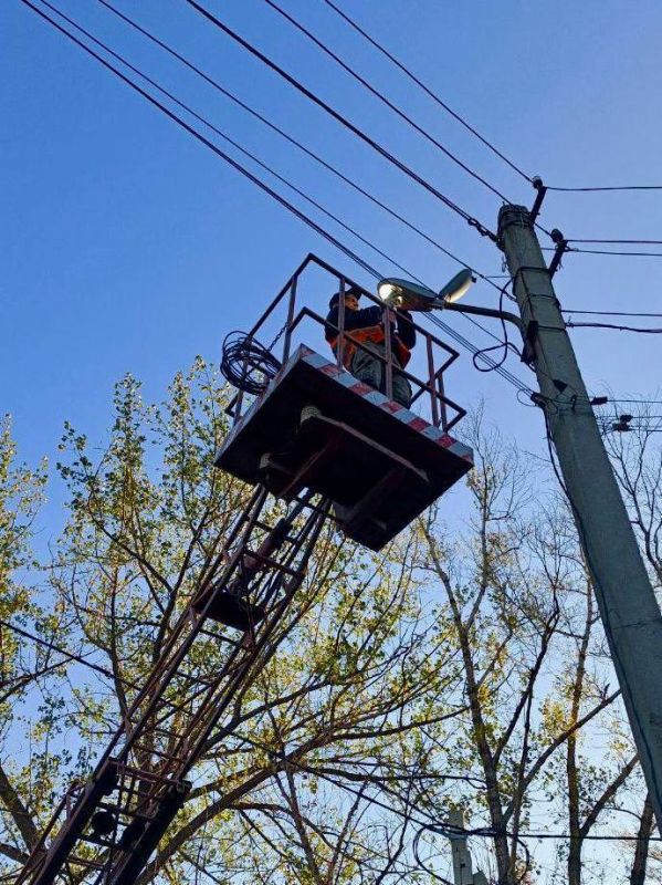 Михаил Меренков: Буденновским участком МУП АГОД «Донецкгорсвет»выполнялись работы по замене ламп по улице Майская