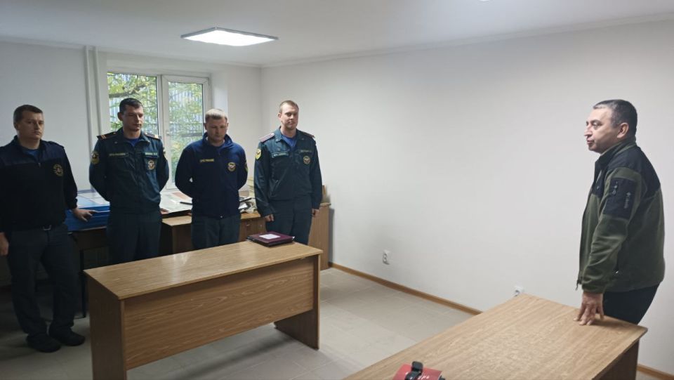 Сегодня, 7 октября 2025 года, по поручению Главы Республики Дениса Пушилина, заместитель руководителя Управы Роман Гладких провел встречу с трудовым коллективом 10 Пожарной Части МЧС ДНР по адресу : ул. Куприна, 85А