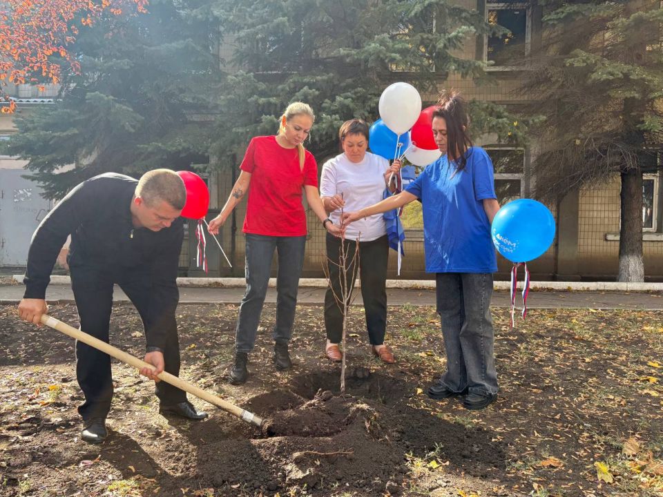 "ДОБРАЯ АКТИВНОСТЬ". В рамках акции «1000 ДОБРЫХ ДЕЛ» председатель Донецкого городского совета Юрий Атаманов и его заместители - Николай Тимченко и Кирилл Рыбаков, совместно с руководителем Управы Ленинского внутригородского...