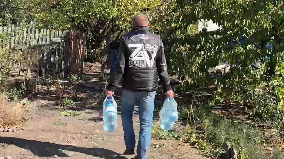 Глоток надежды: единороссы адресно доставили воду