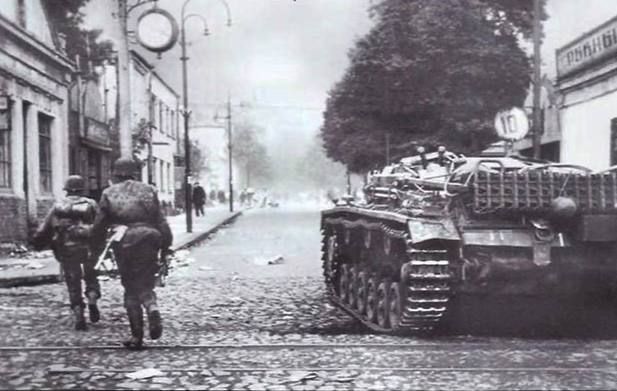 8 октября 1941 года в центр Мариуполя прорвались передовые части войск СС нацистской Германии — моторизованная бригада «Лейбштандарт СС Адольф Гитлер»… Началась 23-месячная трагедия — тысячи жителей Мариуполя были убиты...