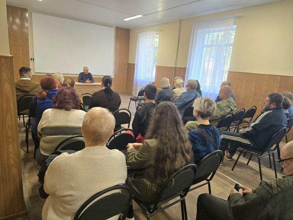 В рамках исполнения поручения Главы ДНР Дениса Пушилина председатель #Комитет_по_поддержке_участников_СВО Дмитрий Огилец (фракция «Единая Россия») провел встречу с трудовым коллективом Донецкого строительного техникума