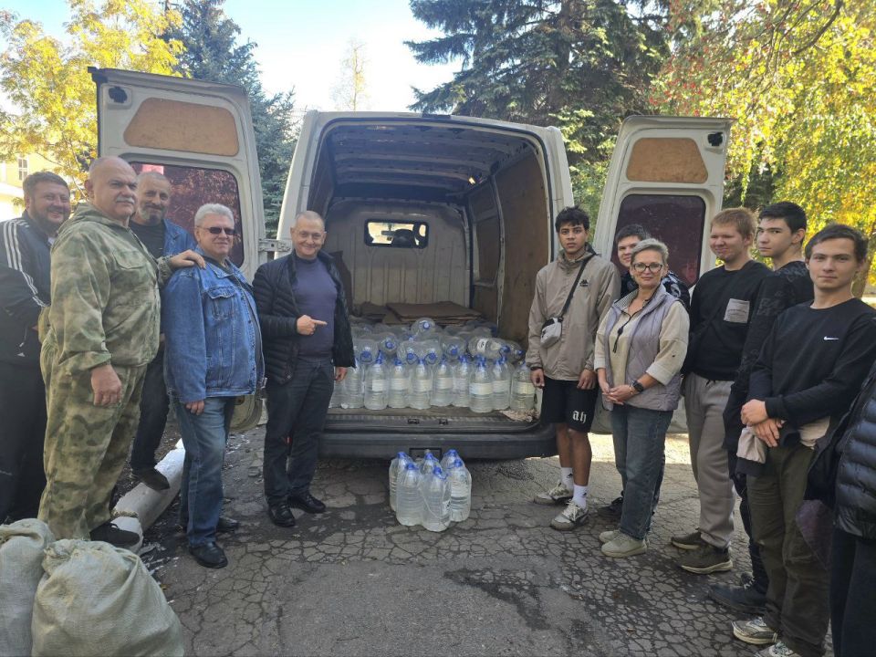 Председатель #Комитет_по_поддержке_участников_СВО Дмитрий Огилец (фракция «Единая Россия») доставил питьевую воду детям-сиротам из Донецкого строительного техникума