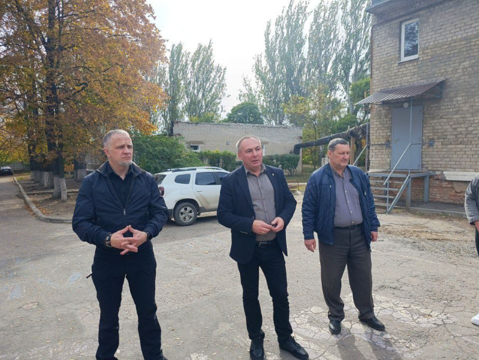 Михаил Меренков: Сегодня совместно с депутатами Донецкого городского совета Николаем Тимченко и Эдуардом Момотом встретился с трудовым коллективом ГБОУ «Школа № 118 г.о. Донецк» и жителями района