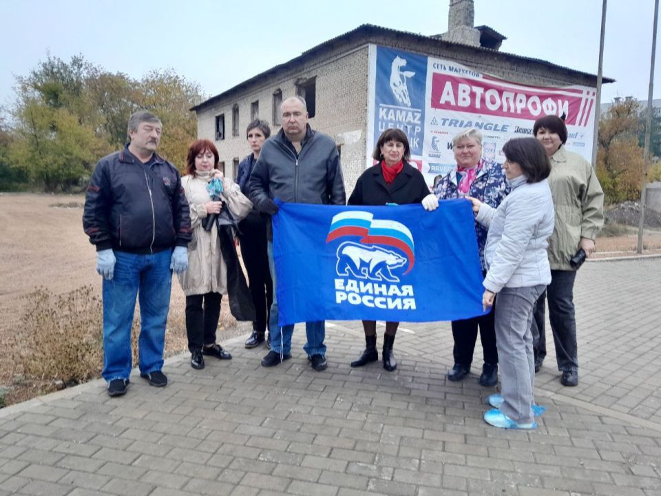 Валентин Левченко: Несмотря на погоду, сотрудники Управы — активисты партии «Единая Россия», решили не нарушать установленную традицию и приняли участие в еженедельной экологической акции «Чистый четверг»