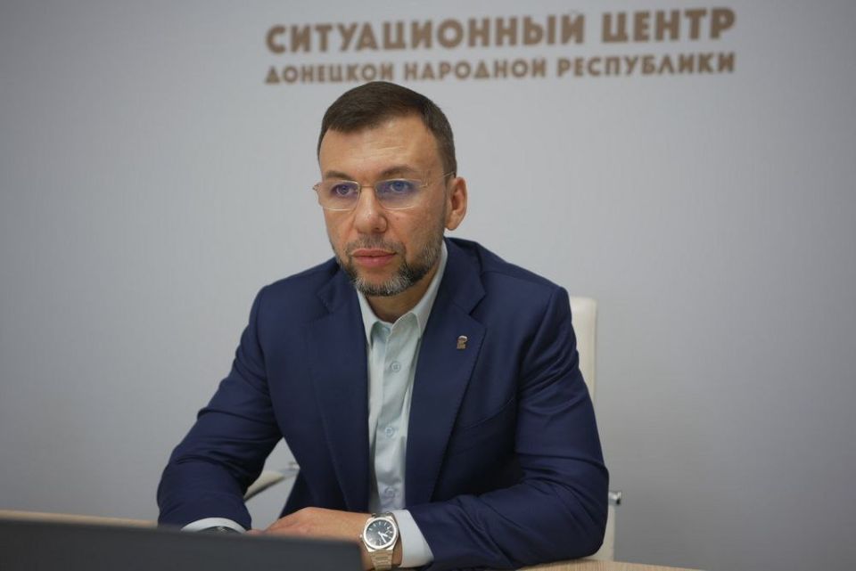 В ходе прямого эфира Денис Пушилин ответил на вопросы, которые поступили в его телеграм-помощник