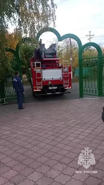 На высоте и на земле: сотрудники МЧС ДНР спасли людей в Донецке и Дебальцево