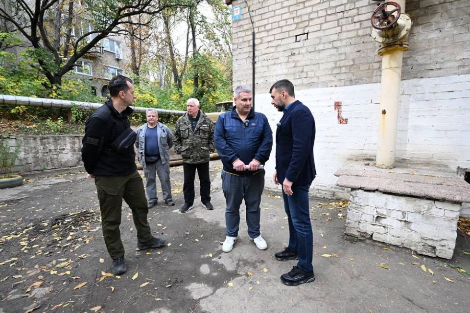 Денис Пушилин встретился с представителями Москвы на одном из объектов теплоснабжения в Донецке