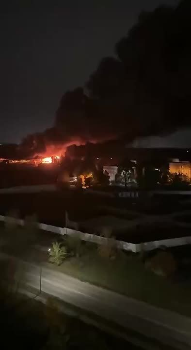 В Донецке масштабный пожар в районе бывшего "Ашана" - гипермаркета Сигма-Ленд