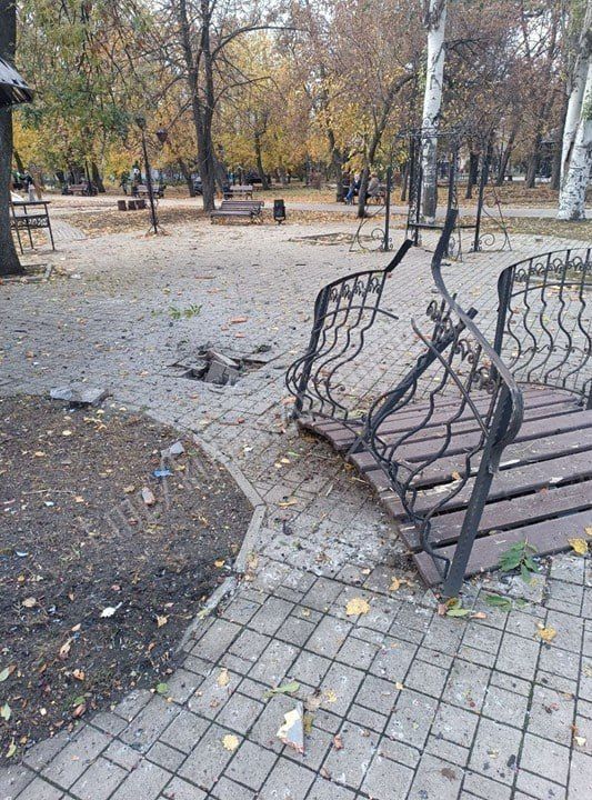 Враг дважды ударил дронами по парку кованых фигур в Донецке